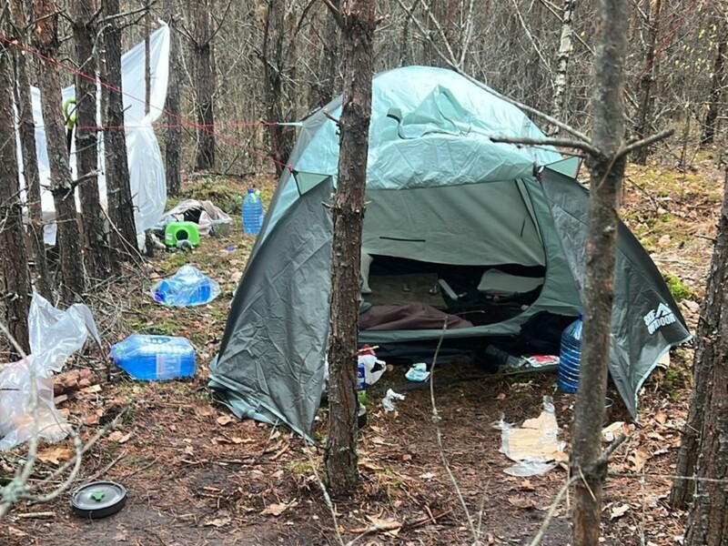 Палатка, зарядная станция, запас еды. Пропавший с миллионами гривен полицейский из Киева поселился в лесу – ГБР