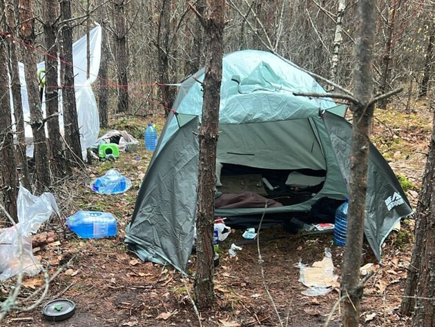 Палатка, зарядная станция, запас еды. Пропавший с миллионами гривен полицейский из Киева поселился в лесу – ГБР