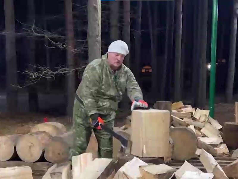 "Рубав дві години!" Лукашенко приєднався до чемпіонату з рубання дров. Відео