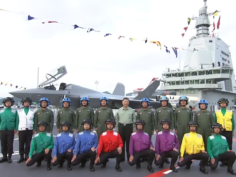 В Китае приняли на вооружение третий авианосец. Его проинспектировал Си Цзиньпин