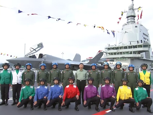 В Китае приняли на вооружение третий авианосец. Его проинспектировал Си Цзиньпин