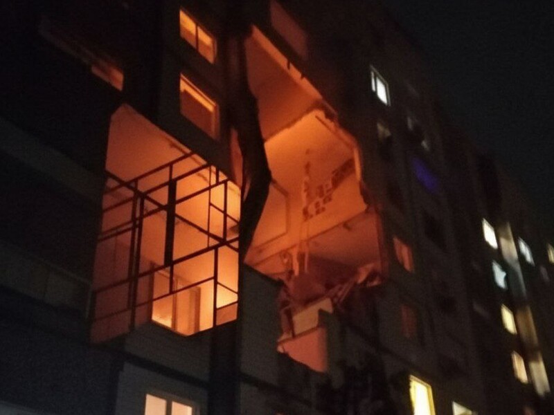 У Дніпрі Shahed прилетів у багатоповерхівку, у ній – величезна діра. Фото