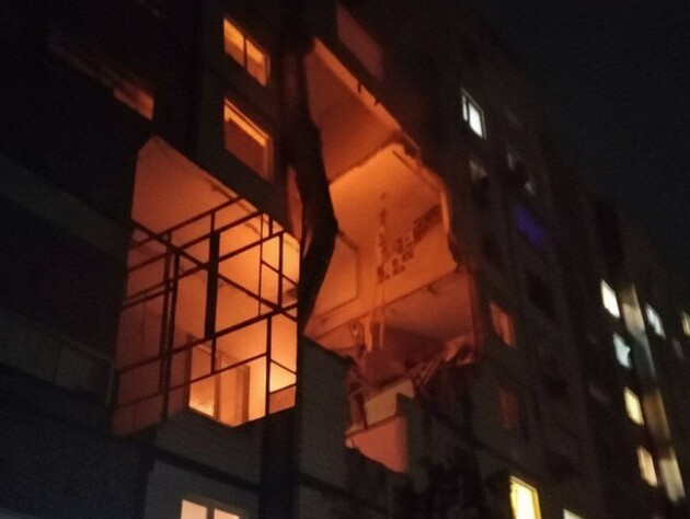 В Днепре Shahed прилетел в многоэтажку, в ней – огромная дыра. Фото