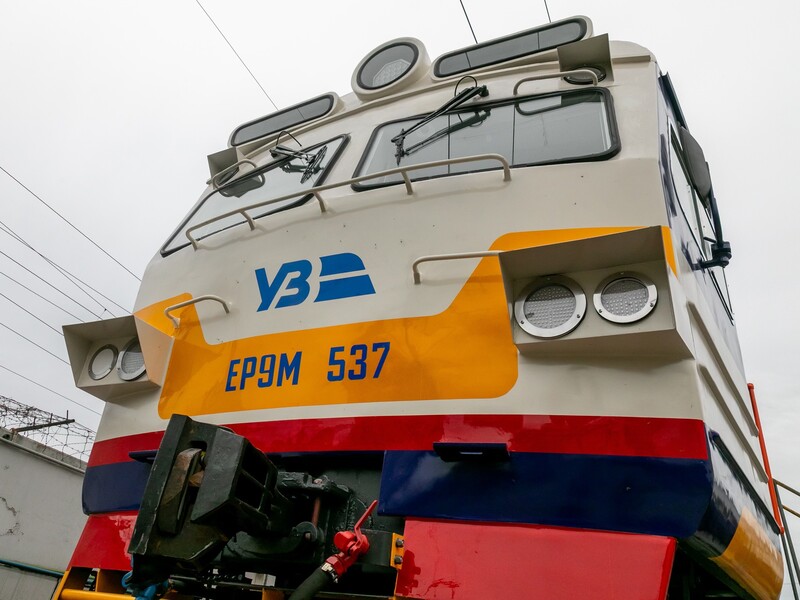 После массового обстрела РФ в Украине сильно опаздывают много поездов. Список