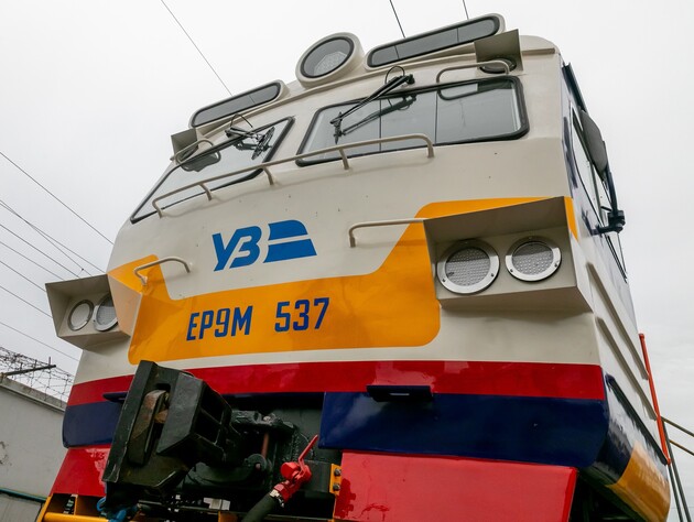 Після масованого обстрілу РФ в Україні дуже запізнюється багато поїздів. Список