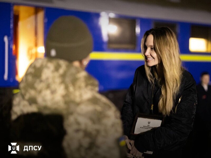 Джоли, которая тайно приехала в Украину, посетила Винницу. Фото