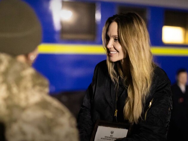 Джоли, которая тайно приехала в Украину, посетила Винницу. Фото