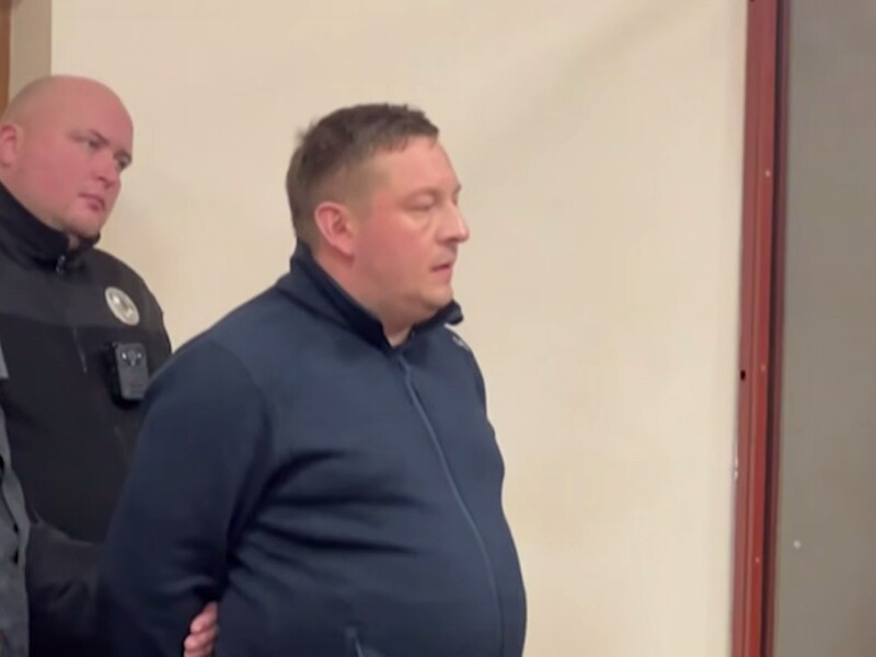 Поліцейському, який зникав із чужими грошима, обрали запобіжний захід. У суді він був "як турист"