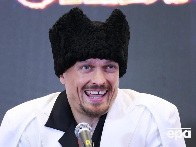 Усик увійшов до п'ятірки найбагатших боксерів за всю історію. Скільки заробив українець?