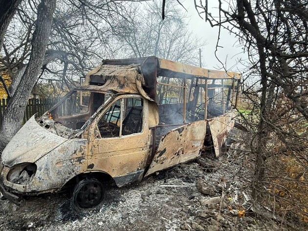 Вблизи Дружковки российский дрон атаковал маршрутку с пассажирами. Она сгорела, есть раненые. Фото
