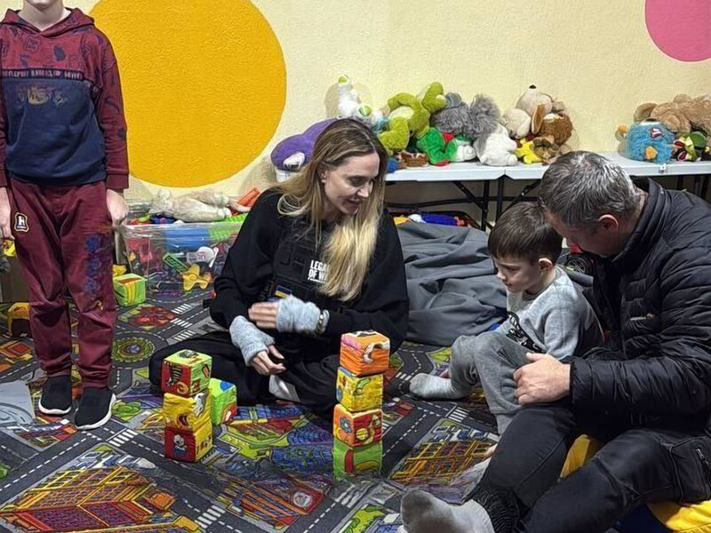 "Було важко, але натхненно". Джолі, яка таємно приїхала в Україну, показала в соцмережах Херсон і Миколаїв