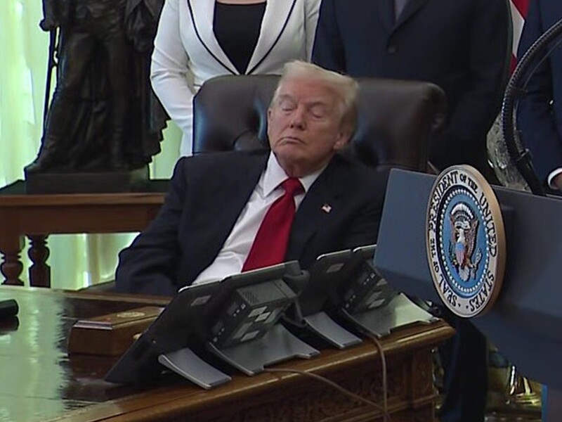 "Сонний Дон". Трампа звинуватили в тому, що він заснув в Овальному кабінеті. Фото, відео