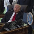 Трампа обвинили в том, что он уснул в Овальном кабинете. Фото, видео