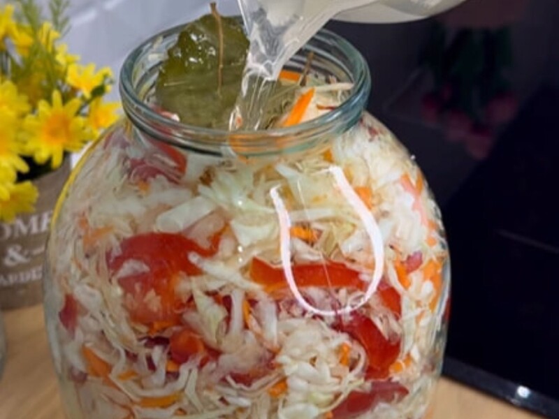 Приготуйте на зиму в банці смачний і дуже соковитий салат із капусти й перцю. Рецепт маринаду