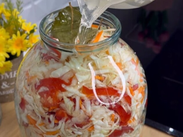Приготуйте на зиму в банці смачний і дуже соковитий салат із капусти й перцю. Рецепт маринаду