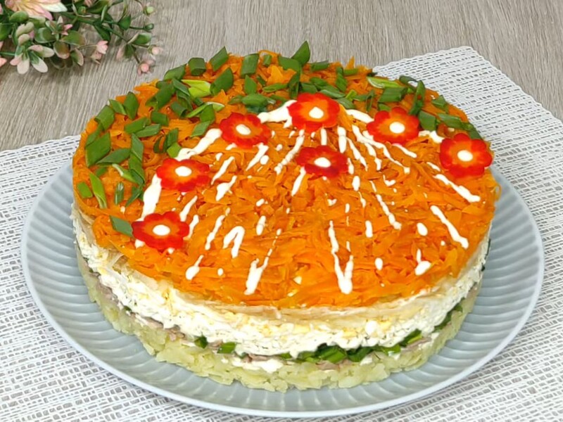 Викладіть ці прості продукти шарами – і вийде надзвичайно ніжний салат для святкового столу