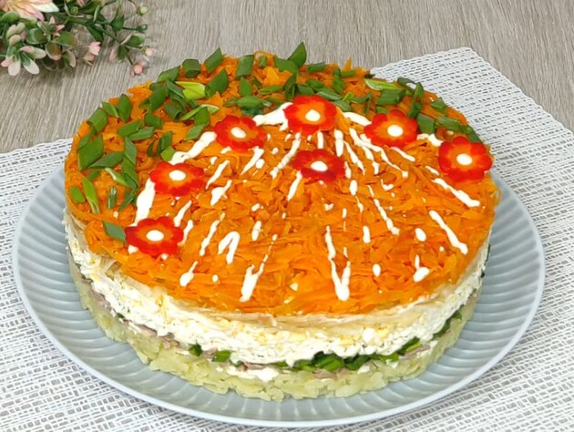 Викладіть ці прості продукти шарами – і вийде надзвичайно ніжний салат для святкового столу