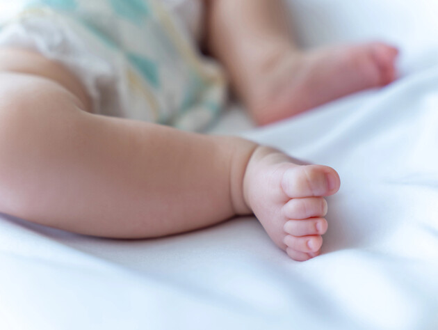 П'ять днів без їжі й води. У Києві судитимуть 17-річну матір, яка залишила немовля самого вдома