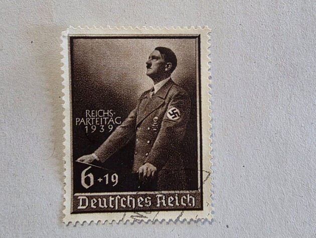 Українська митниця затримала тисячі марок із Гітлером. Звідки їх намагалися завезти?