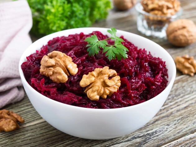 Із такою заправкою простий салат із буряка вийде дуже цікавим