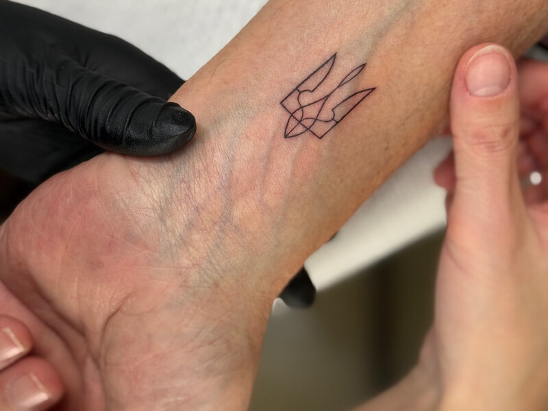 Посольство РФ в Італії назвало "нацизмом" татуювання з гербом України, яке зробив італійський сенатор