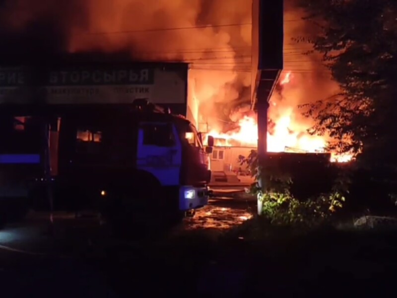 "Хлопки" й загоряння. Дрони вдарили по заводу "Роснефти" в Саратові. Фото, відео