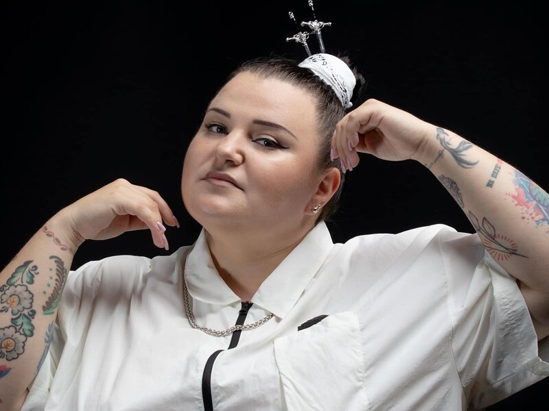 alyona alyona спровоцировала ДТП. У певицы отобрали права и будут судить