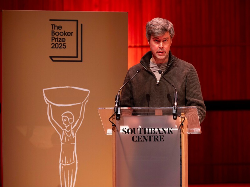 "Мрачная книга". Букеровскую премию получил роман о водителе лондонского богача