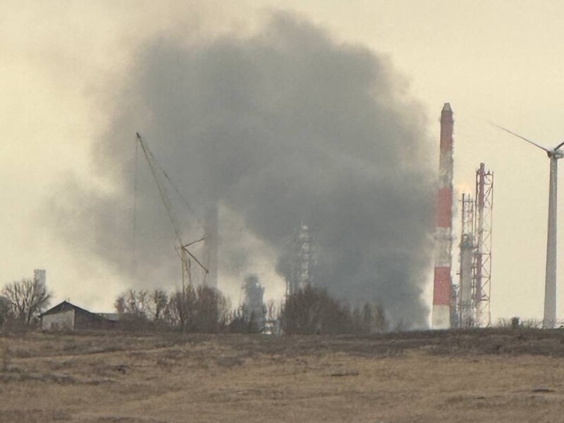 Безпілотники атакують НПЗ "Орскнефтеоргсинтез" в Оренбурзькій області РФ. Фото, відео