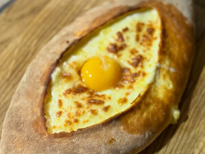 Коли тісто приготували правильно – хачапурі виходить надзвичайно ніжним. Секрет від Аліка Мкртчяна