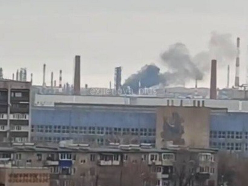"Випускає понад 30 видів нафтопродуктів". Генштаб підтвердив ураження НПЗ в Оренбурзькій області РФ