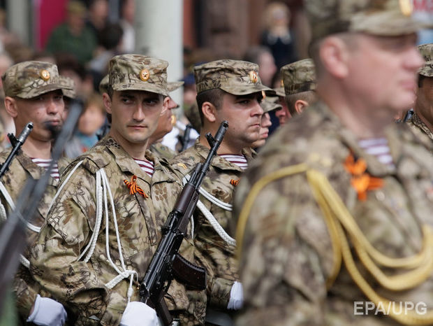 Окупанти облаштували в Харцизьку казарму, бойовики носять форму з шевронами ЗС РФ – Тимчук