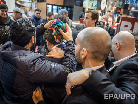 Кандидату в президенты Франции бросили яйцом в голову