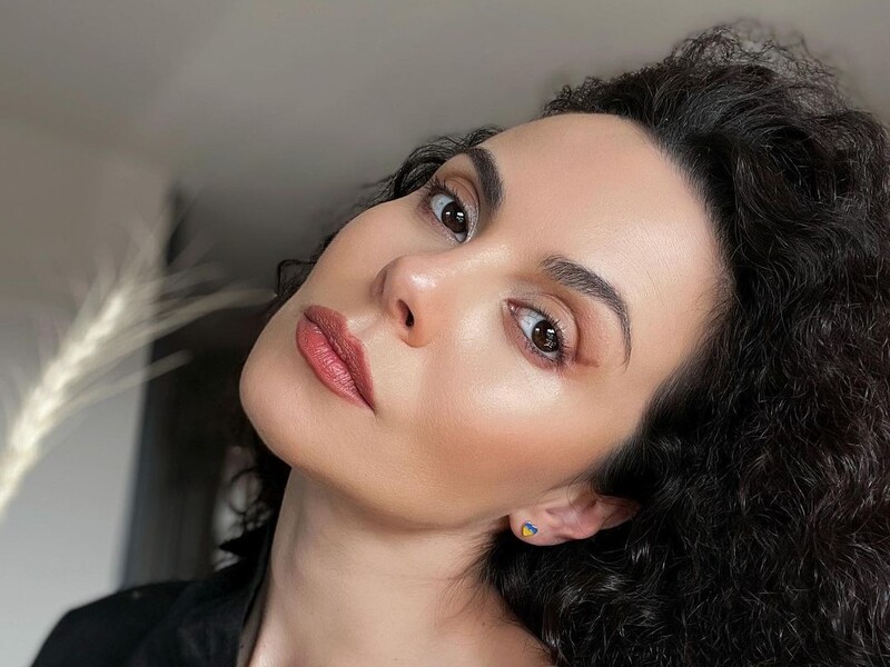 Каменских показала, какие упражнения делает с гантелями на специальном коврике. В сети прокомментировали