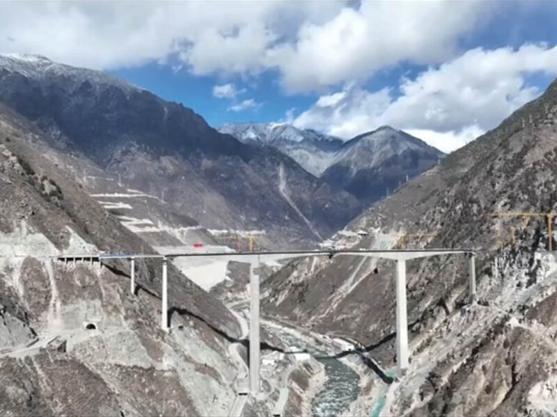 В Китае обрушился недавно построенный мост. Видео