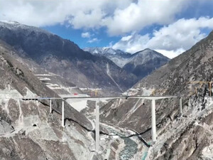 У Китаї обвалився нещодавно збудований міст. Відео