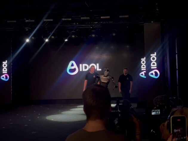 У РФ показали першого людиноподібного робота. Він вийшов на сцену і впав. Відео