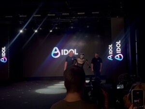 В РФ показали первого человекоподобного робота. Он вышел на сцену и упал. Видео