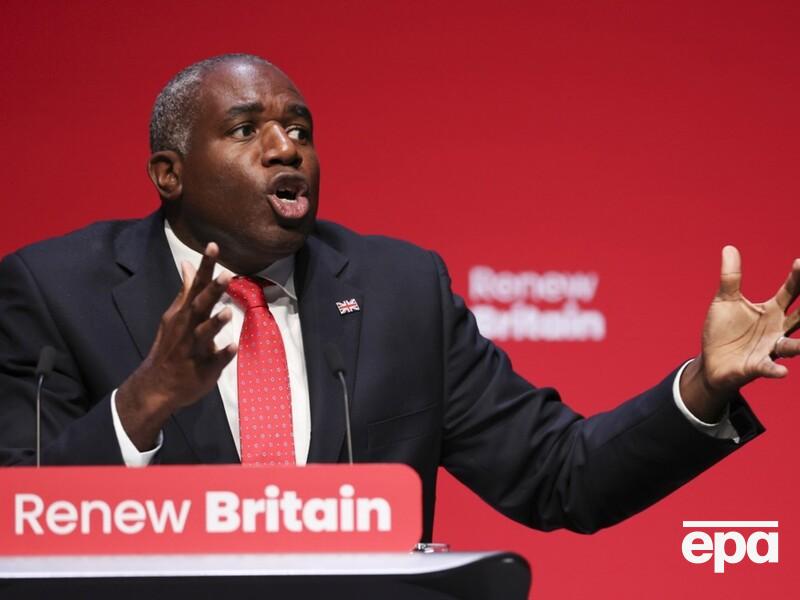 Французький таксист звернувся до короля Великобританії. Вимагає компенсації за поїздку глави МЗС