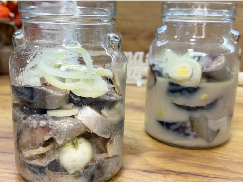 Лише сім годин у холодильнику – і неймовірно смачна маринована риба буде готова. Рецепт