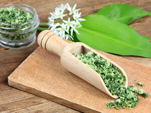 Зелена сіль, яку легко зробити вдома: натуральна спеція з духмяними травами