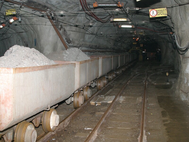 На шахте ВостокГОК произошла авария. Поиск двух работников продолжается второй день – Минэнерго