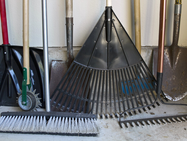 Натріть цим садовий інвентар перед зимою. Інакше він поіржавіє