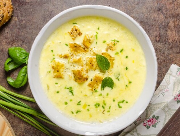 Приготовьте на обед этот невероятно вкусный кремовый суп на курином бульоне. Простой рецепт