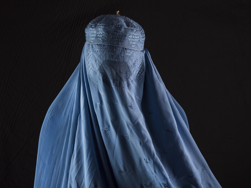 "Талібан" почав забороняти жінкам входити до лікарень без паранджі 