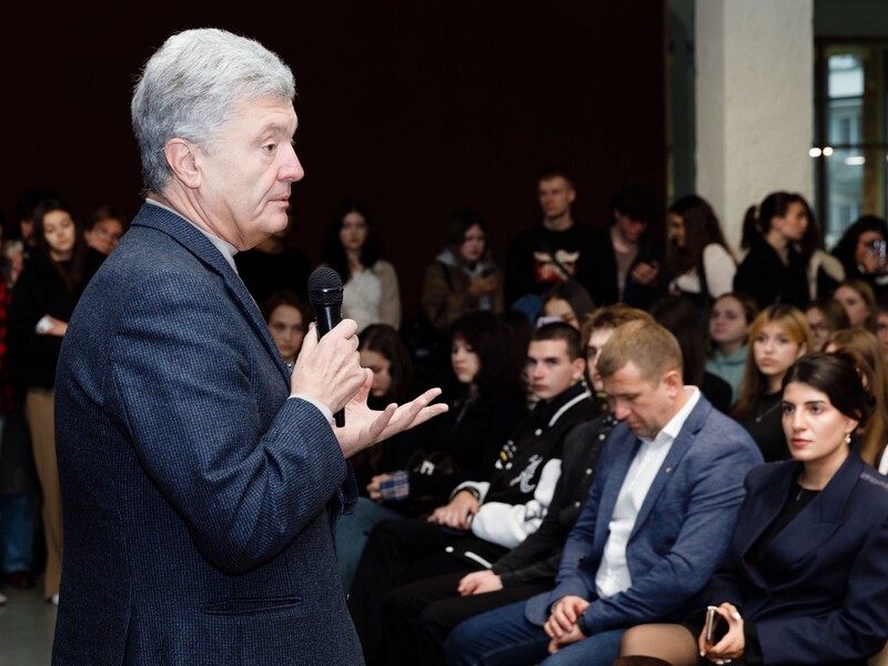 Команда Порошенко пытается скрыть упоминания о том, что он был сооснователем Партии регионов – Гладких