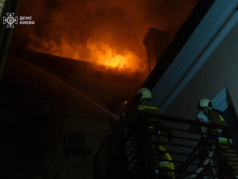 РФ атакує Київ. Дрон влучив у житловий будинок