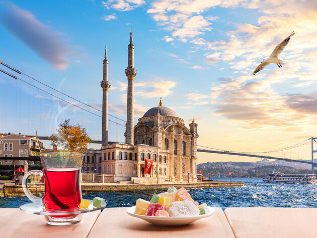 В Стамбуле семья туристов отравилась уличной едой. Мать с двумя детьми умерли, отец – в критическом состоянии 