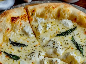 Три сири й жодного соусу – ідеальна біла піца для смачної вечері вдома