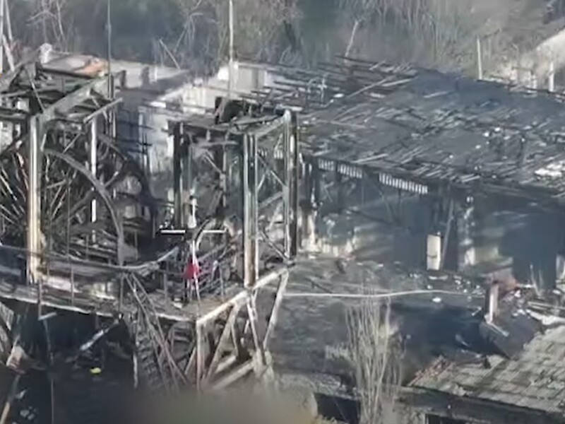 "Тактика флагштоков". Россияне повесили "трехцветную тряпку" на окраине Мирнограда. ДШВ показали, что было далее